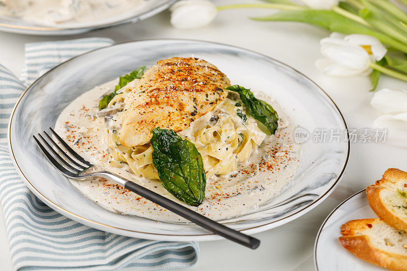 MAMA MIA奶油鱼烩饭意大利面，在一盘孤立的阿拉伯式烩饭食物的餐桌边
